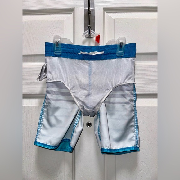 Old Navy Boys Patterned Board Shorts (size 6-7) - Picture 4 of 5